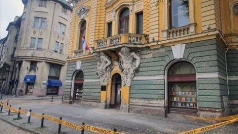 SKULPTURE STARE VIŠE OD VEKA KORODIRAJU IZNUTRA: Oštećeni Atlasi na Gradskoj biblioteci u Subotici