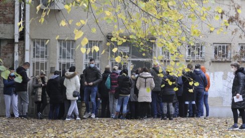 OGROMNE GUŽVE ISPRED KOVID AMBULANTI: Desetine Beograđana čeka red za testiranje (FOTO)