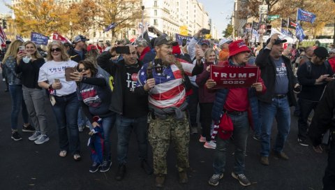 БАЈДЕНОВИ ЕКСТРЕМИСТИ НАПАЛИ ТРАМПОВЕ ПРИСТАЛИЦЕ: Избио хаос у Вашингтону! (ФОТО/ВИДЕО)