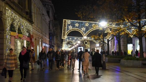 SUTRA SE GASI NOVOGODIŠNJA RASVETA: Ekipe Javnog osvetljenja kreću sa uklanjanjem