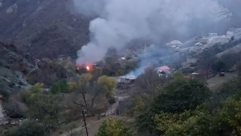 JERMENI PALE SVOJE KUĆE I ODLAZE: Višekilometarska gužva na putu iz Karabaha u Jermeniju - prizori tragični (VIDEO)