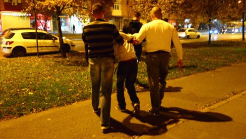 НЕСВАКИДАШЊА ПЉАЧКА КОД ОБРЕНОВЦА: Средњошколци упали у пошту, ево шта су успели да однесу НЕСВАКИДАШЊА ПЉАЧКА КОД ОБРЕНОВЦА: Средњошколци упали у пошту, ево шта су успели да однесу