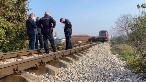 VOZ UDARIO DEVOJKU U NIŠU: Hitno prebačena u bolnicu (FOTO/VIDEO) VOZ UDARIO DEVOJKU U NIŠU: Hitno prebačena u bolnicu (FOTO/VIDEO)