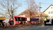 LASTIN AUTOBUS SLETEO SA PUTA: Skrenuo u suprotnu traku i udario u automobil! Ima povređenih