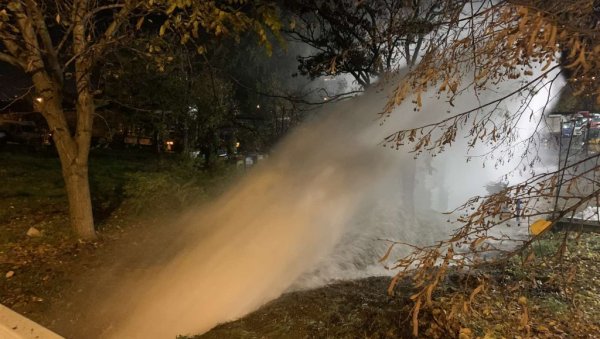 ГЕЈЗИР У КУМОДРАШКОЈ УЛИЦИ: Пукла водоводна цев, шикља вода на све стране (ФОТО/ВИДЕО)