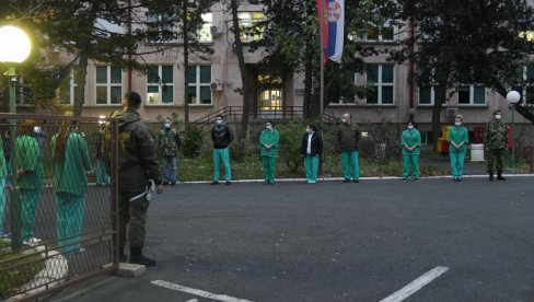 NAJPOTRESNIJI TRENUTAK: Medicinsko osoblje ispraća telo preminulog patrijarha (FOTO)