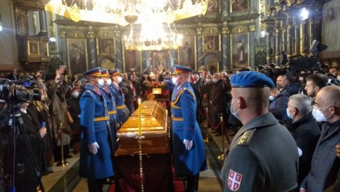 NERASKIDIVA VEZA VOJSKE I CRKVE: Pogledajte kako gardisti odaju počast patrijarhu Irineju (FOTO)