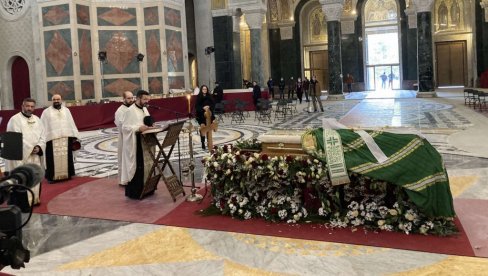 ISPRAĆAJ SRPSKOG PATRIJARHA IRINEJA: Kovčeg položen na postament od cveća! Vernici plaču nad telom preminulog patrijarha (FOTO/VIDEO)