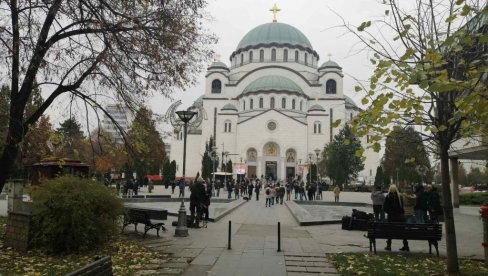 ВЕРНИЦИ СЕ ОКУПЉАЈУ ИСПРЕД ХРАМА, ЧУЈЕ СЕ ПЛАЧ: Погледајте шта се тренутно дешава испред Храма Светог Саве (ФОТО)