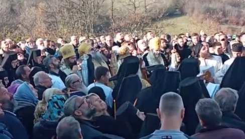 BIBLIJSKA SCENA NA SAHRANI ARTEMIJA: U jednom trenutku su svi prisutni pogledali u nebo, još pričaju o onom što su videli (VIDEO)