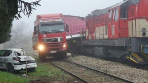 СТРАВИЧАН СУДАР КОД ФУТОГА: Воз налетео на камион, он одлетео на паркирано возило (ФОТО)