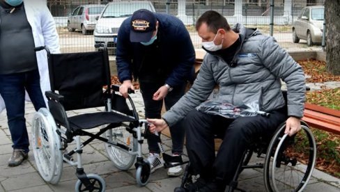 AKCIJA SAKUPI HUMANI ČEP: Donirana invalidska kolica vršačkoj ambulanti kod bivše kasarne