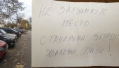 ПАРКИНГ ДЕЛЕ ПО СТАРИНИ: Станари Блока 30 остављају поруке упозорења возачима, сматрајући да имају приоритет на паркиралишту