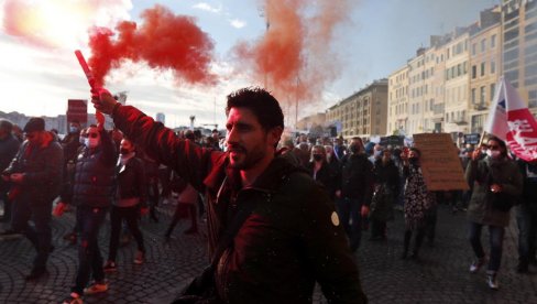 KAFEDŽIJE NA ULICAMA: Protesti u Francuskoj zbog mera vlasti (FOTO/VIDEO) KAFEDŽIJE NA ULICAMA: Protesti u Francuskoj zbog mera vlasti (FOTO/VIDEO)