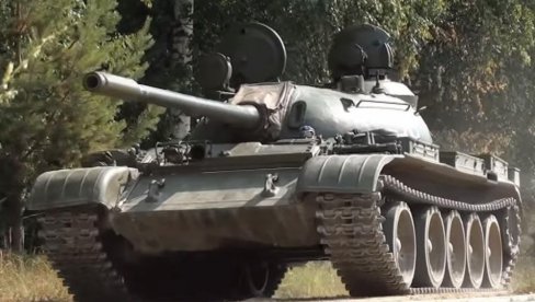 VETERAN HLADNOG RATA DOBAR I U 21. VEKU: T-55 se ponovo masovno pojavljuje na bojnom polju Ukrajine! (VIDEO) VETERAN HLADNOG RATA DOBAR I U 21. VEKU: T-55 se ponovo masovno pojavljuje na bojnom polju Ukrajine! (VIDEO)