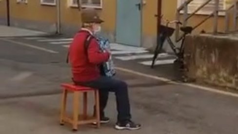 УМРЛА ЖЕНА КОЈОЈ ЈЕ МУЖ СВИРАО СЕРЕНАДУ ИСПРЕД БОЛНИЦЕ: Трагичан крај једне од најлепших љубавних прича за време короне УМРЛА ЖЕНА КОЈОЈ ЈЕ МУЖ СВИРАО СЕРЕНАДУ ИСПРЕД БОЛНИЦЕ: Трагичан крај једне од најлепших љубавних прича за време короне