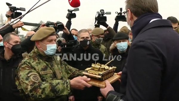 ДОБРА ВЕСТ ЗА ВОЈНИКЕ: Вучић - Ванредно повећање плата