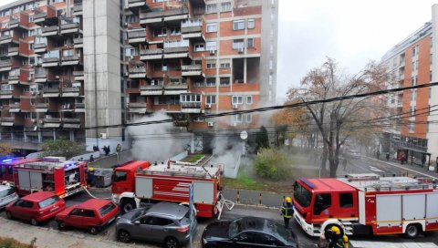 ПРВЕ ФОТОГРАФИЈЕ СА МЕСТА ПОЖАРА У ЈУЖНОМ БУЛЕВАРУ: Осам возила ватрогасаца гаси ватрену стихију у магацину кинеске радње (ФОТО/ВИДЕО)