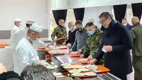 ПРЕДСЕДНИК НИЈЕ КРИО ОДУШЕВЉЕЊЕ: За ручак у касарни је послужено његово омиљено јело (ФОТО/ВИДЕО)