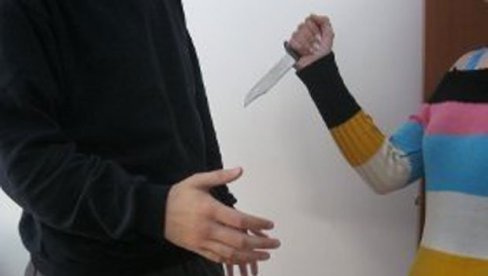 ХОРОР НА МАЊАЧИ: Девојка избола момка за точилицом