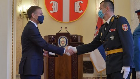 ZASLUŽILI STE PRIZNANJA: Ministar Stefanović uručio odlikovanja zaslužnim pripadnicima Ministarstva odbrane i Vojske Srbije ZASLUŽILI STE PRIZNANJA: Ministar Stefanović uručio odlikovanja zaslužnim pripadnicima Ministarstva odbrane i Vojske Srbije