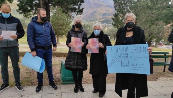 ПОРОДИЦЕ ПРЕМИНУЛИХ ОД ЦОВИДА ПРОТЕСТВОВАЛИ: Испред Опште болнице Бар упутили поруку