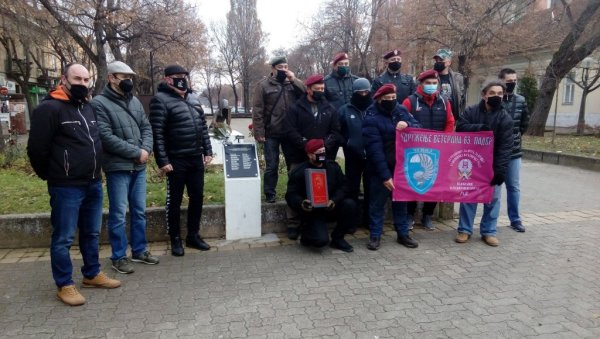 ПРОЛАЗИ КРОЗ СВЕ ГРАДОВЕ СРБИЈЕ: Застава Падобранског братства 63. падобранске бригаде била у Кикинди