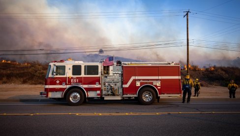 VATRENA STIHIJA TUTNJI AMERIKOM: Evakuisano 25.000 ljudi, 500 vatrogasaca u borbi sa plamenom! (FOTO) VATRENA STIHIJA TUTNJI AMERIKOM: Evakuisano 25.000 ljudi, 500 vatrogasaca u borbi sa plamenom! (FOTO)