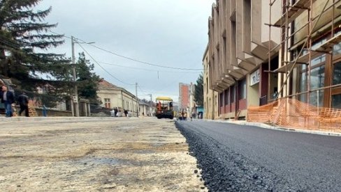 NAZIRE SE KRAJ OBNOVE BORINE ULICE: Posle godinu dana rada, počelo asfaltiranje