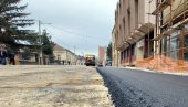 NAZIRE SE KRAJ OBNOVE BORINE ULICE: Posle godinu dana rada, počelo asfaltiranje NAZIRE SE KRAJ OBNOVE BORINE ULICE: Posle godinu dana rada, počelo asfaltiranje