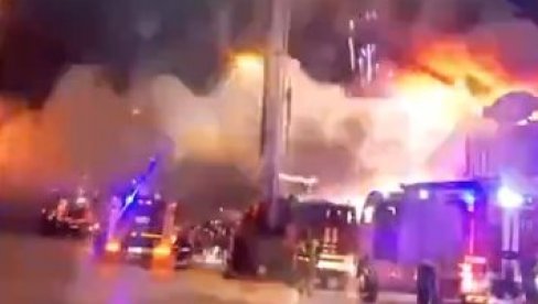VELIKI POŽAR U RUSIJI: Vatra buknula u radnji za pirotehniku, gori 3.000 kvadratnih metara tržnog centra (VIDEO) VELIKI POŽAR U RUSIJI: Vatra buknula u radnji za pirotehniku, gori 3.000 kvadratnih metara tržnog centra (VIDEO)
