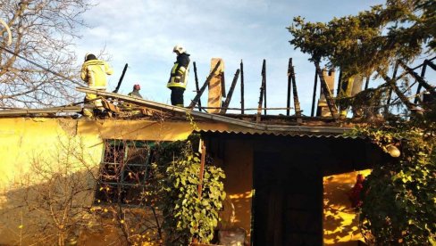 IZGOREO I KROV, OD DOMA OSTALI - ZIDOVI: Varnica buknula kod zamrzivača, Jankovi se jedva spasli iz požara! (FOTO) IZGOREO I KROV, OD DOMA OSTALI - ZIDOVI: Varnica buknula kod zamrzivača, Jankovi se jedva spasli iz požara! (FOTO)