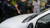 POLICAJAC ISTRGAO TROBOJKU I POLOMIO ŠOFERKU: Incident tokom auto litije, Novljani u koloni slavili formiranje nove Vlade (FOTO)