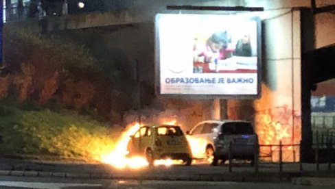 GORE AUTOMOBILI U BEOGRADU: U Pop Lukinoj vatra guta dva vozila (FOTO/VIDEO) GORE AUTOMOBILI U BEOGRADU: U Pop Lukinoj vatra guta dva vozila (FOTO/VIDEO)