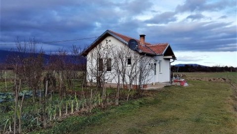 ЈОШ ЈЕДАН НАПАД НА СРБЕ ПОВРАТНИКЕ НА КиМ: Радоју насилник провалио у кућу и ножем насрнуо на њега! (ФОТО)