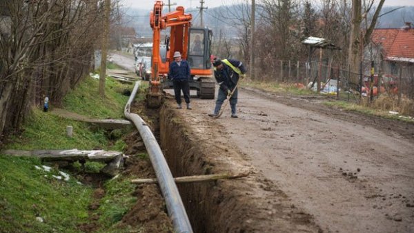 ОТПИС ДУГОВА ЗБОГ УВЕЋАНИХ РАЧУНА: Проблеми због блок водомера у Јајинцима постају прошлост