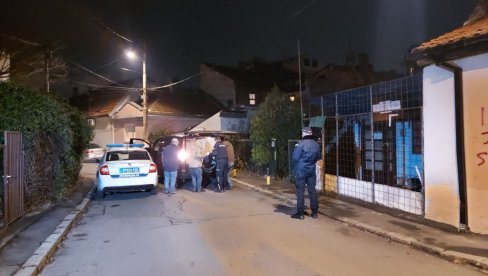 VELIKI BROJ POLICAJACA: Evo šta se trenutno dešava ispred kuće u kojoj je pronađena mrtva baka Coka (FOTO) VELIKI BROJ POLICAJACA: Evo šta se trenutno dešava ispred kuće u kojoj je pronađena mrtva baka Coka (FOTO)