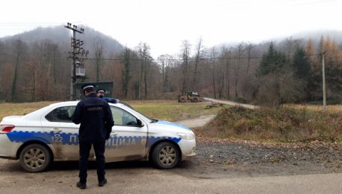 ЛОЦИРАН НЕСТАЛИ АВИОН: Терен је крајње неприсупачан, спасиоци не могу да приђу због магле (ФОТО)