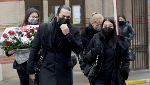 ADIL I ANA U SUZAMA STIGLI NA SAHRANU: DŽejeva ćerka i zet neutešni, Beograd plače za velikim pevačem (FOTO) ADIL I ANA U SUZAMA STIGLI NA SAHRANU: DŽejeva ćerka i zet neutešni, Beograd plače za velikim pevačem (FOTO)