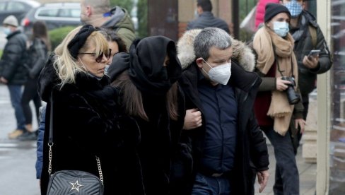 NAJTUŽNIJA SCENA! DŽejeva Ana skrhana bolom, ćerka se poslednji put oprašta od svog oca (FOTO)