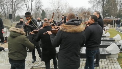 ВИОЛИНЕ ТУЖНО ЗАВИЈАЈУ ПЕСМУ ПУНУ БОЛА: Снимак са Џејеве сахране који ће вам натерати сузе на очи (ФОТО/ВИДЕО)