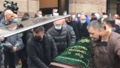 КОВЧЕГ ИЗНЕЛИ ИЗ КАПЕЛЕ, КРЕНУЛА ПОВОРКА: Застава којом је прекривен привукла пажњу, ћерке скрхане од бола (ФОТО/ВИДЕО)