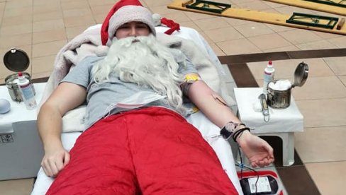 KRV DALO 60 LJUDI, MEĐU NJIMA I DEDA MRAZ: Subotičani još jednom pokazali koliko su humani KRV DALO 60 LJUDI, MEĐU NJIMA I DEDA MRAZ: Subotičani još jednom pokazali koliko su humani