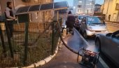 ZGRADA DVA DANA POPLAVLJENA, NIKO NIJE NADLEŽAN: Stanari u naselju Vojvode Vlahovića se bore sa vodom, iz svog džepa plaćaju pumpe (FOTO/VIDEO)