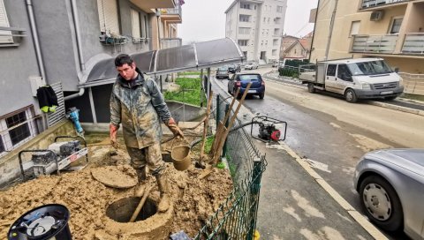 ЗГРАДА ЛЕГАЛНА,  А МРЕЖА ДИВЉА: Станари у насељу Војвода Влаховић боре се са водом из напуклих цеви (ФОТО)