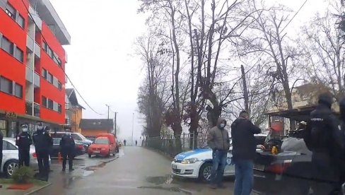 DUŽNIK BEŽAO U POLICIJU, ŽANDARMERIJA JURILA ZELENAŠA: Kako je uhapšen uterivač dugova u Derventi (FOTO) DUŽNIK BEŽAO U POLICIJU, ŽANDARMERIJA JURILA ZELENAŠA: Kako je uhapšen uterivač dugova u Derventi (FOTO)