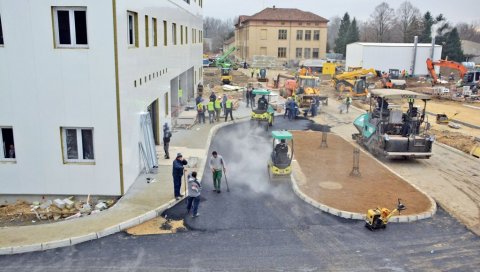 СТИЖУ ПОСТЕЉЕ И АПАРАТИ, ЗА КОЈИ ДАН И ПАЦИЈЕНТИ: У војном комплексу Расина се приводе крају радови на крушевачкој ковид-болници