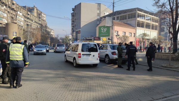 ЈЕЗИВ ПРИЗОР У ЦЕНТРУ НОВОГ ПАЗАРА: Пролазници пронашли тело мушкарца - Само је пао и остао непомичан да лежи