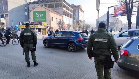 АКЦИЈА ПОЛИЦИЈЕ И ЖАНДАРМЕРИЈЕ: Код једне особе у Новом Пазару пронађена значка и блинкери, одузета опојна дрога