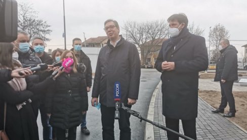 PREDSEDNIK STIGAO U KRUŠEVAC: Polaže venac na Spomenik braniocima otadžbine 1998-1999 (FOTO/VIDEO)